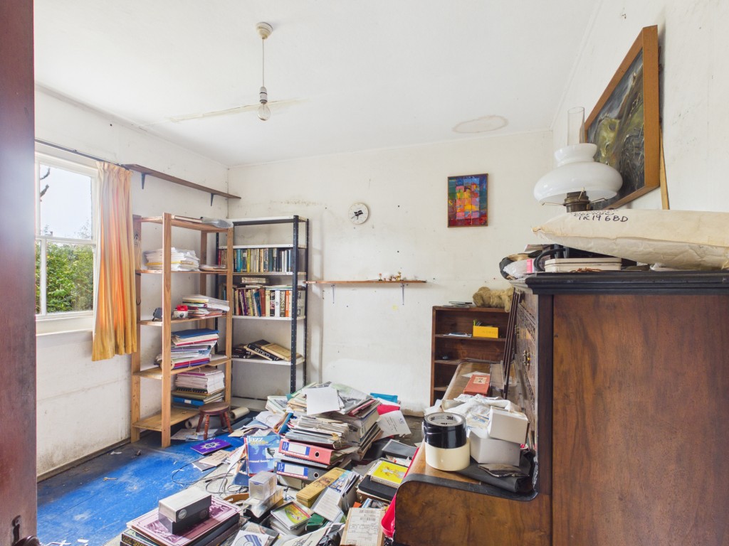 Lot: 134 - DETACHED IRON-CLAD BUNGALOW WITH RESIDENTIAL USE IN COUNTRYSIDE LOCATION - Living room